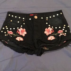 Flower sewed shorts